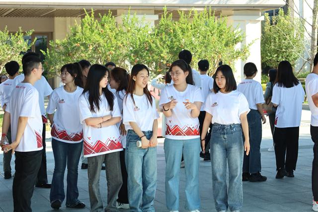 Beijing Institute of Technology teachers and students listened to the introduction of the new district and exchanged impressions.jpg